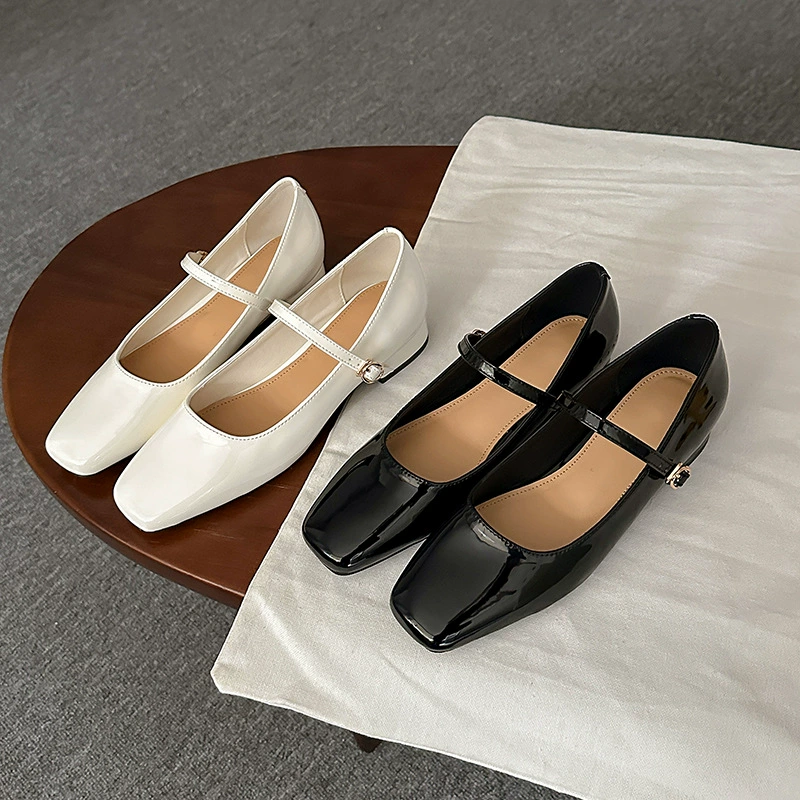 Chaussures Mary Jane françaises bout carré, boucle, blanches, talon bloc, bureau