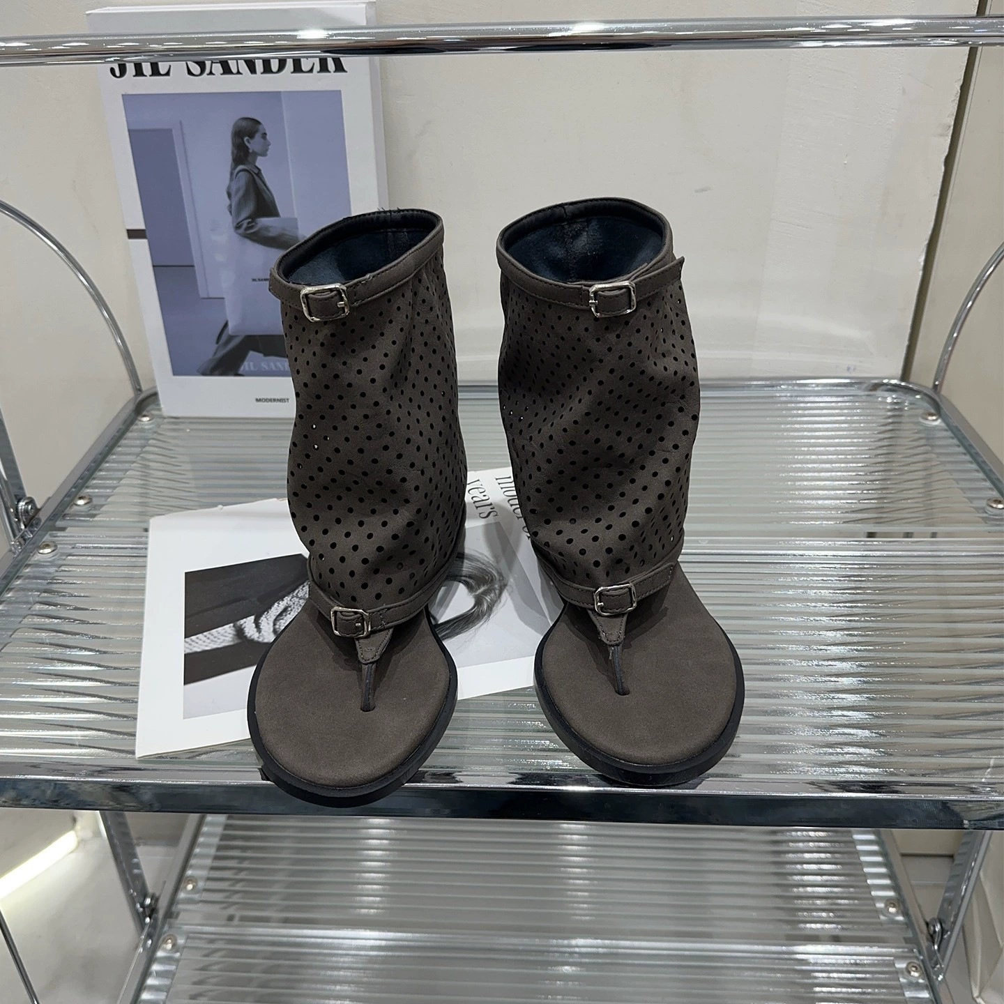 Chuyuji Bottes romaines européennes creuses bride de bout rétro uniques trous boucle métallique amincissantes compensé caché femmes · MOHE China shoe factory