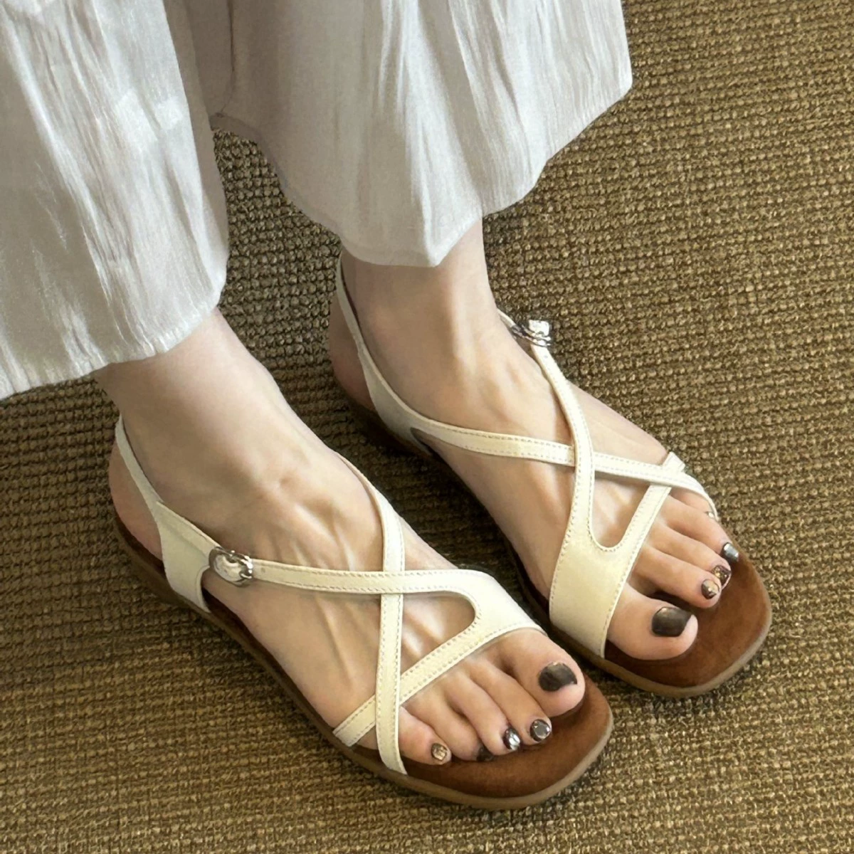 Sandales femme cuir souple français rétro croix lanières fines bout ouvert bout carré talon épais · MOHE China shoe factory