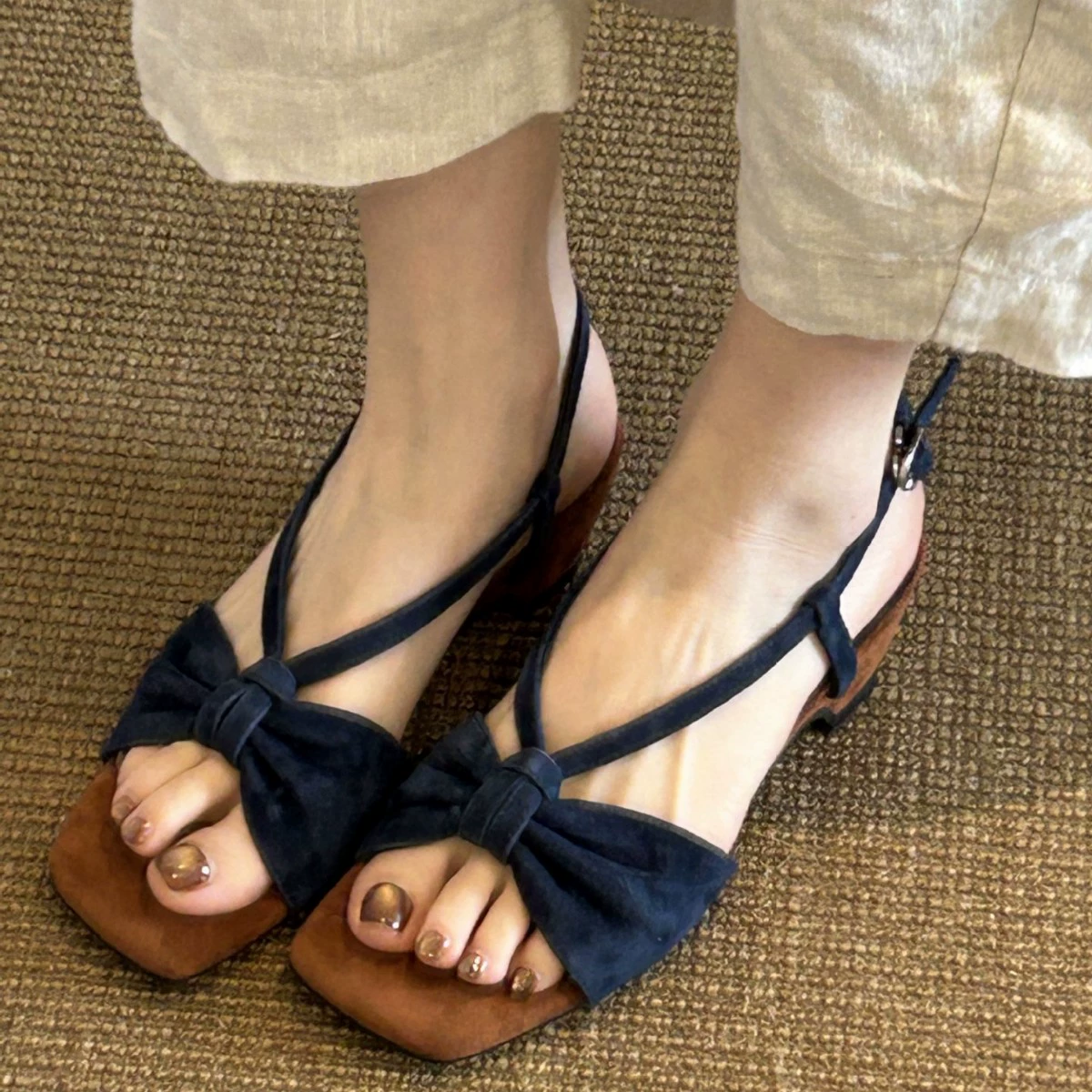 Sandálias Femininas Verão Retro Trançado Tornozelo Tira Dedo Aberto Salto Médio Sem Costas Novo · MOHE China shoe factory
