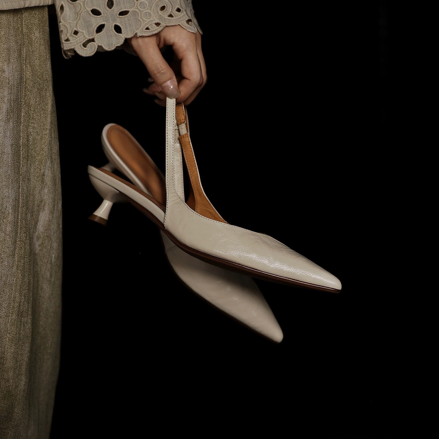 Pumps de tacón stiletto medio con punta puntiaguda para mujer, oficina minimalista · MOHE China shoe factory