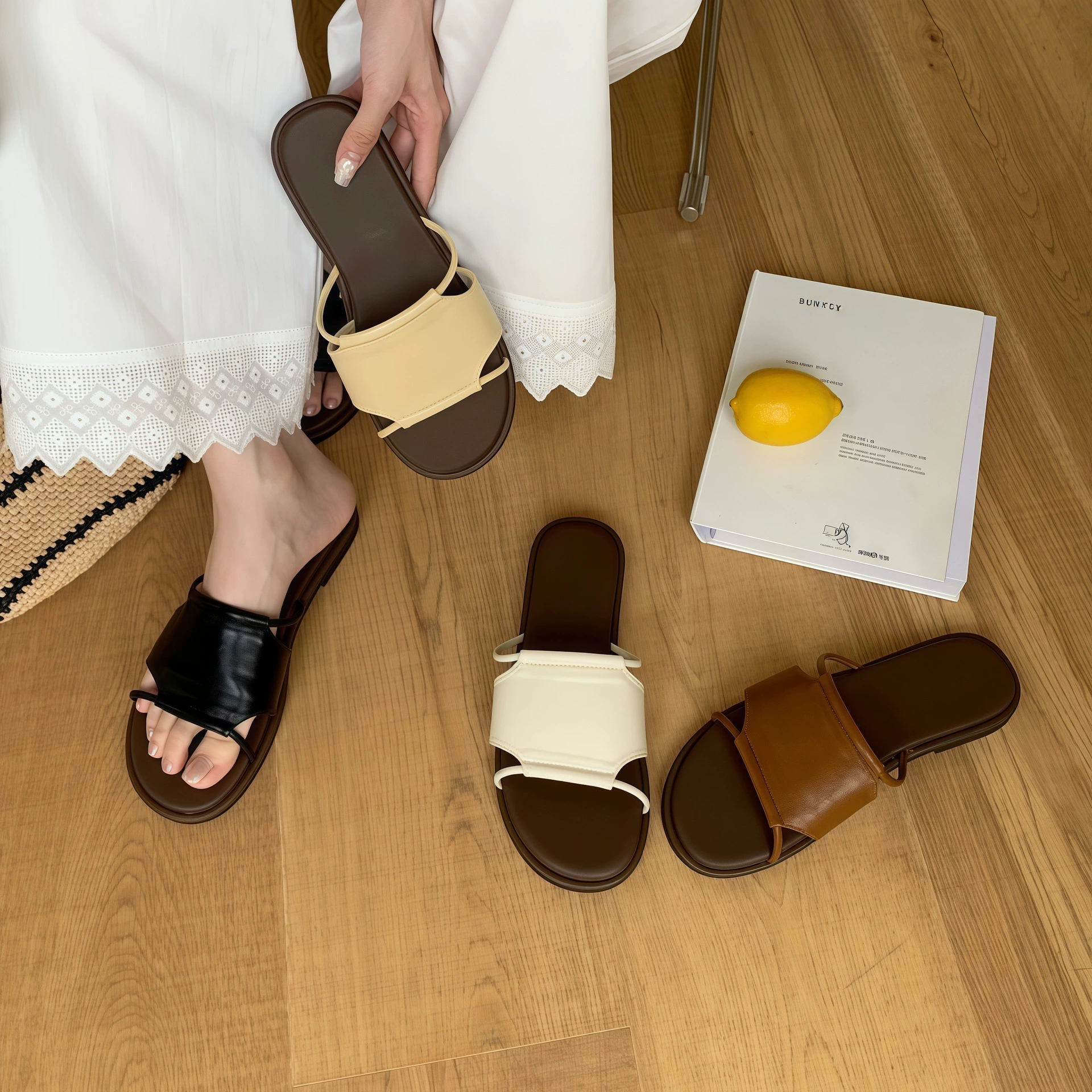 Chuyuji Chinelos Planos Casuais Tira Fina Bico Aberto para Mulher Verão Uso Doméstico Macio · MOHE China shoe factory