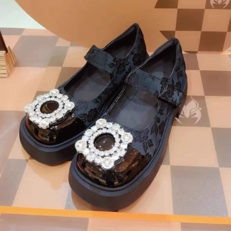 Talons Mary Jane à boucle carrée en strass, chaussures rétro à semelle épaisse printemps 2025 · MOHE China shoe factory