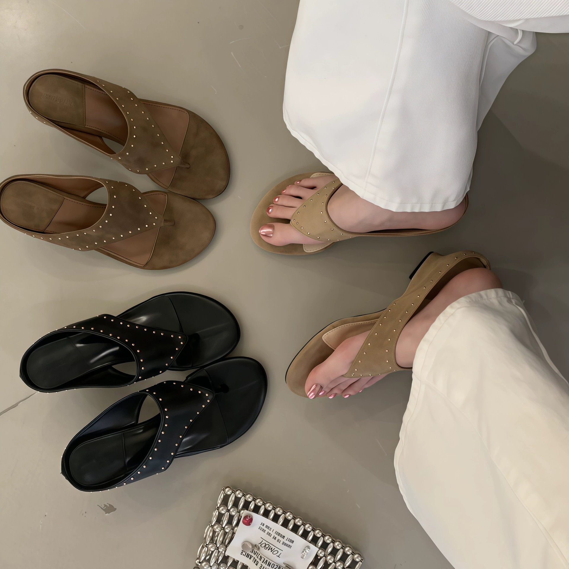 Chanclas retro americanas con tachuelas y anillo, 2026, verano, vacacionales, cuña · MOHE China shoe factory
