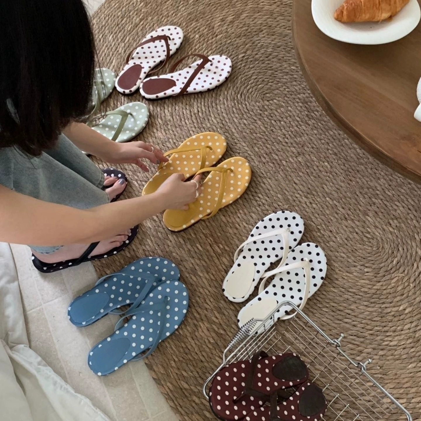 Chuyuji Chanclas planas de lunares dopamina con separador Mujer 2026 Verano vacaciones playa · MOHE China shoe factory