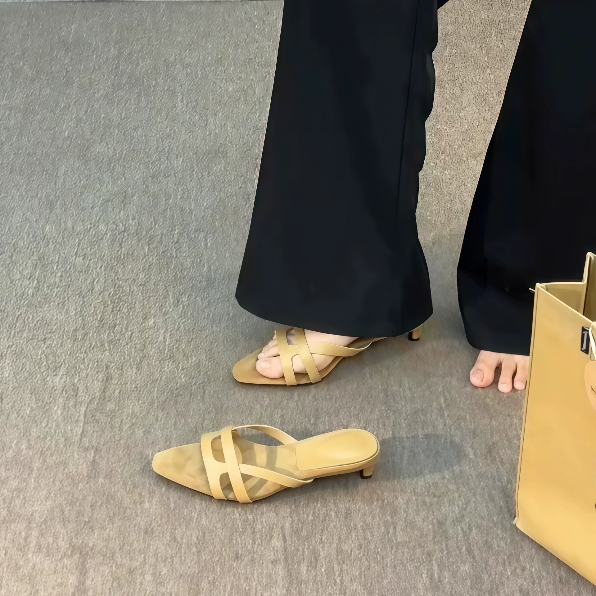 صنادل نسائية كورية للعطلات بكعب كيتن وحلقة إصبع مريحة كاجوال · MOHE China shoe factory