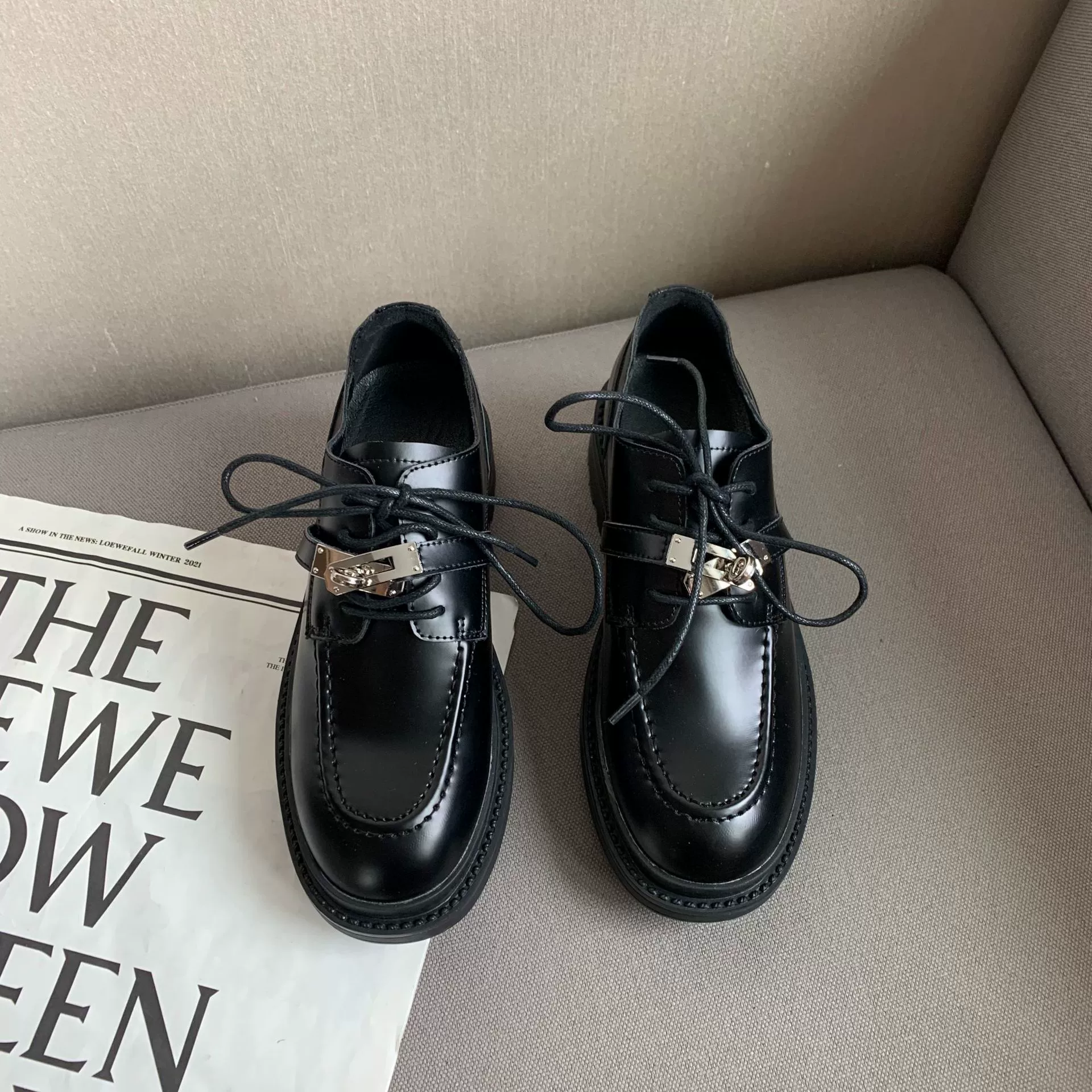 Britische Vintage Loafer mit Metallschnalle, Plateausohle, flach, JK Schuhe Damen · MOHE China shoe factory