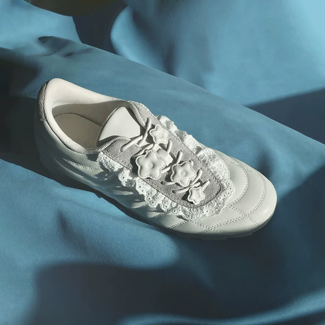 Chaussures d'entraînement allemandes en cuir véritable coréen à semelle épaisse décorées de fleurs en dentelle, nouvelles, sport décontracté, lacets, cuir