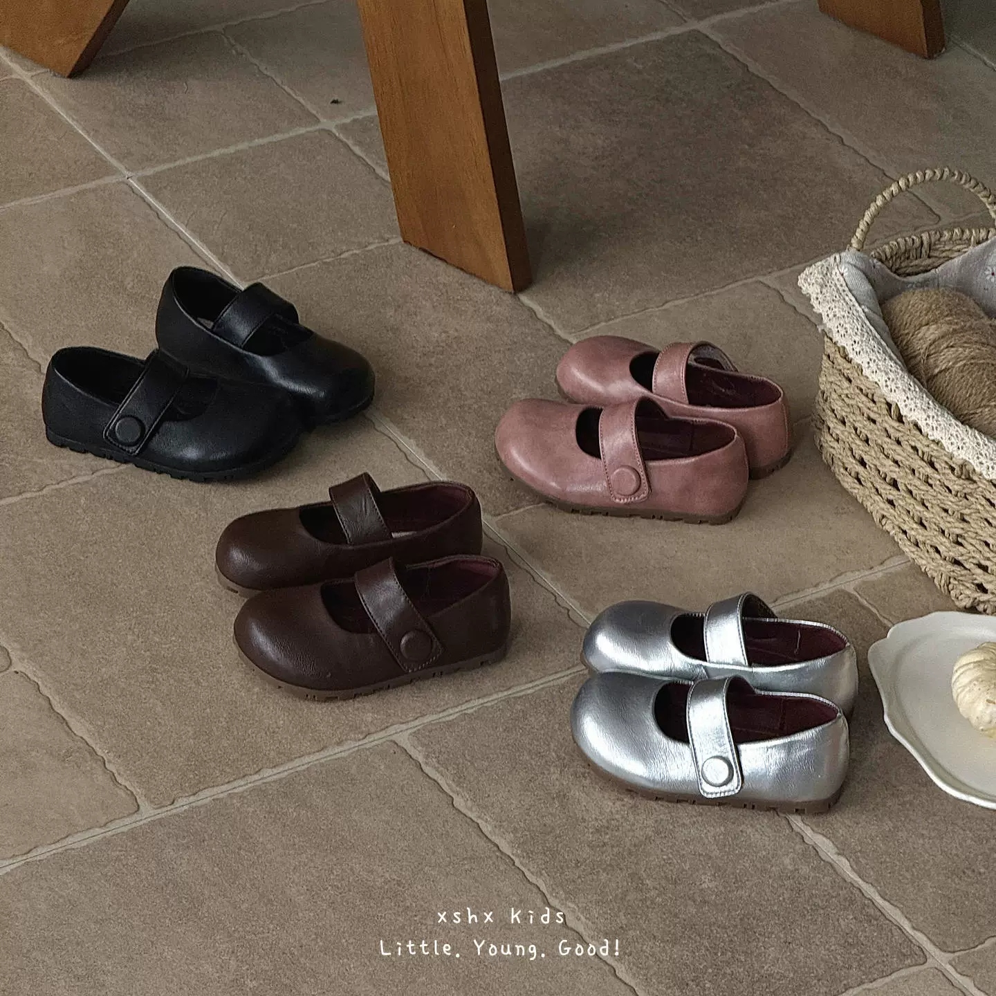 XSHX chaussures en cuir coréennes pour enfants, bout large unisexe automne nouveau simple rétro scratch caoutchouc