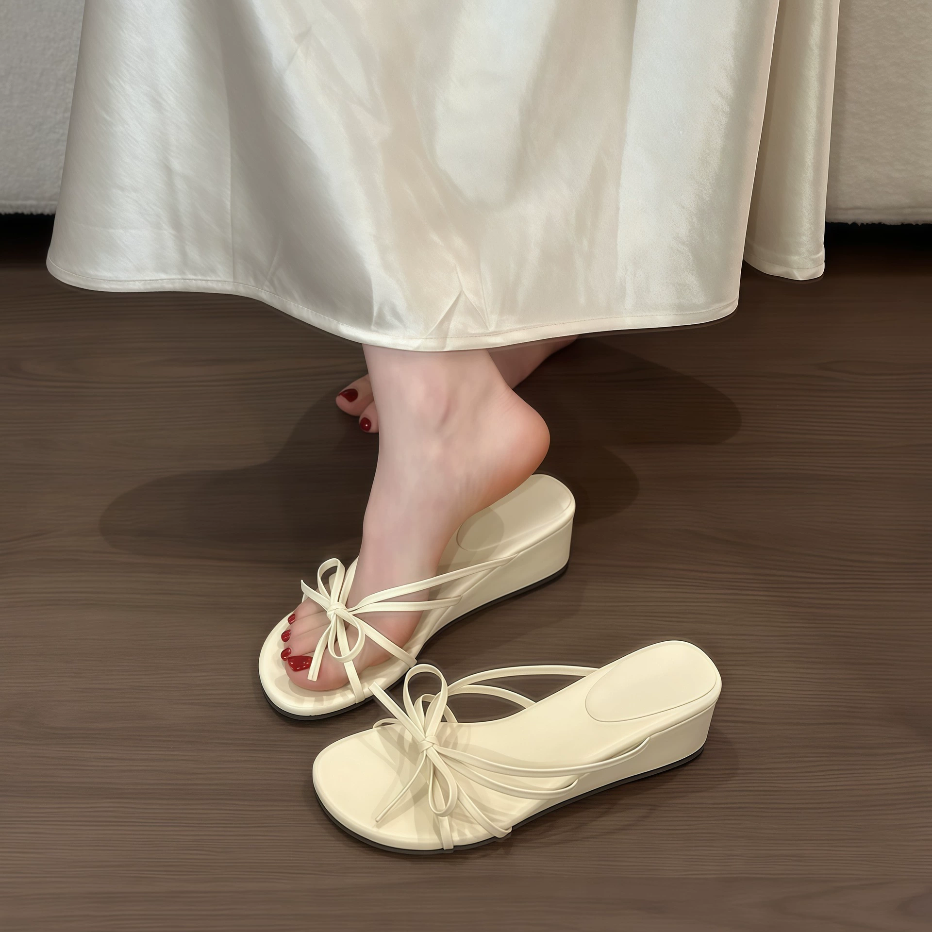 Chuyuji Chinelos Cunha Plataforma Mulheres Verão 2026 Novo Estilo Francês Sandálias Antiderrapantes · MOHE China shoe factory