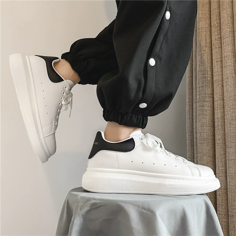 McQueen weiße Schuhe für Herren, dicke Sohle erhöhende Freizeitsneaker, klassische Studenten-Board-Schuhe 8853 · MOHE China shoe factory
