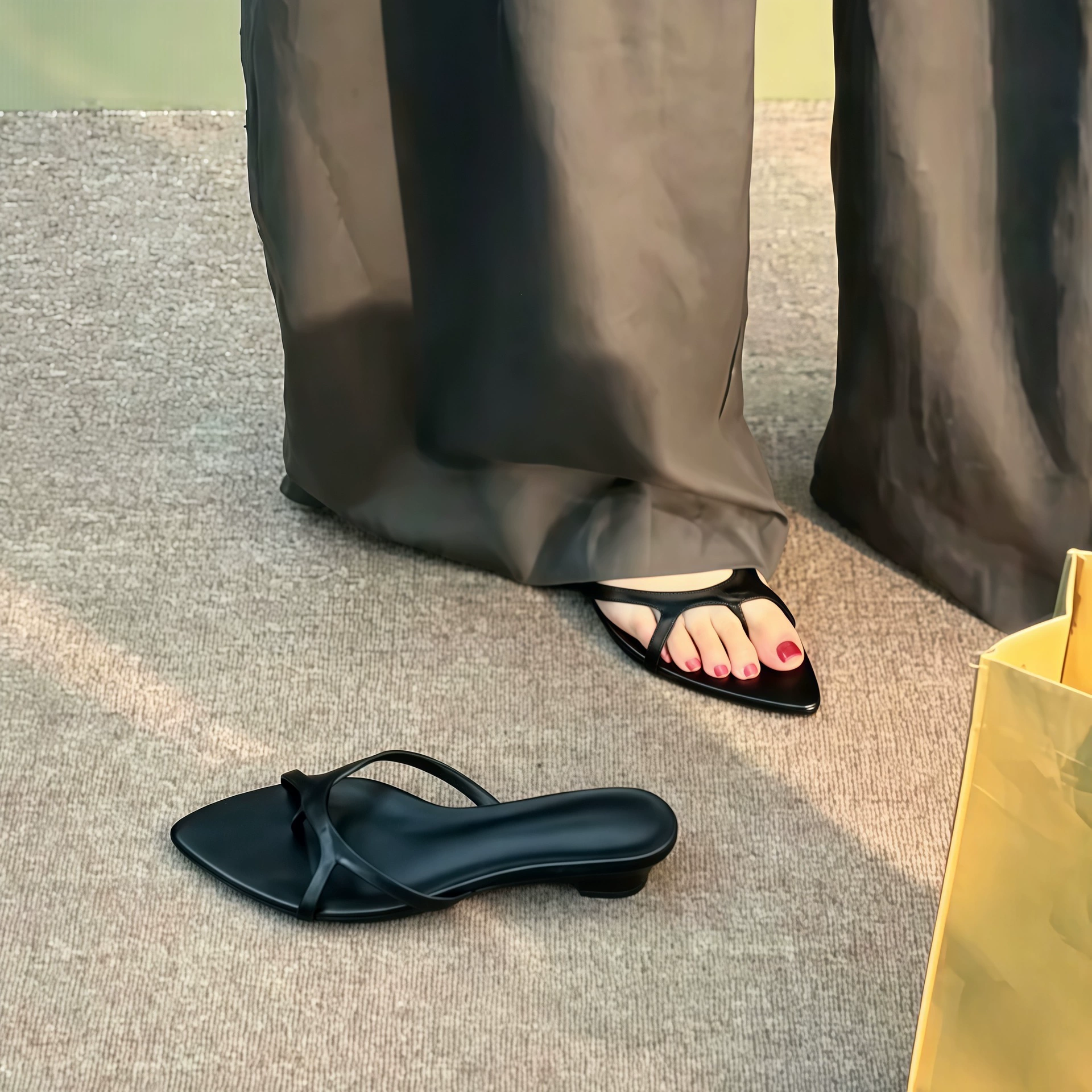 Koreanische dünne Riemen Zehenring Slide Sandalen Frauen Sommer Mode spitze Block · MOHE China shoe factory