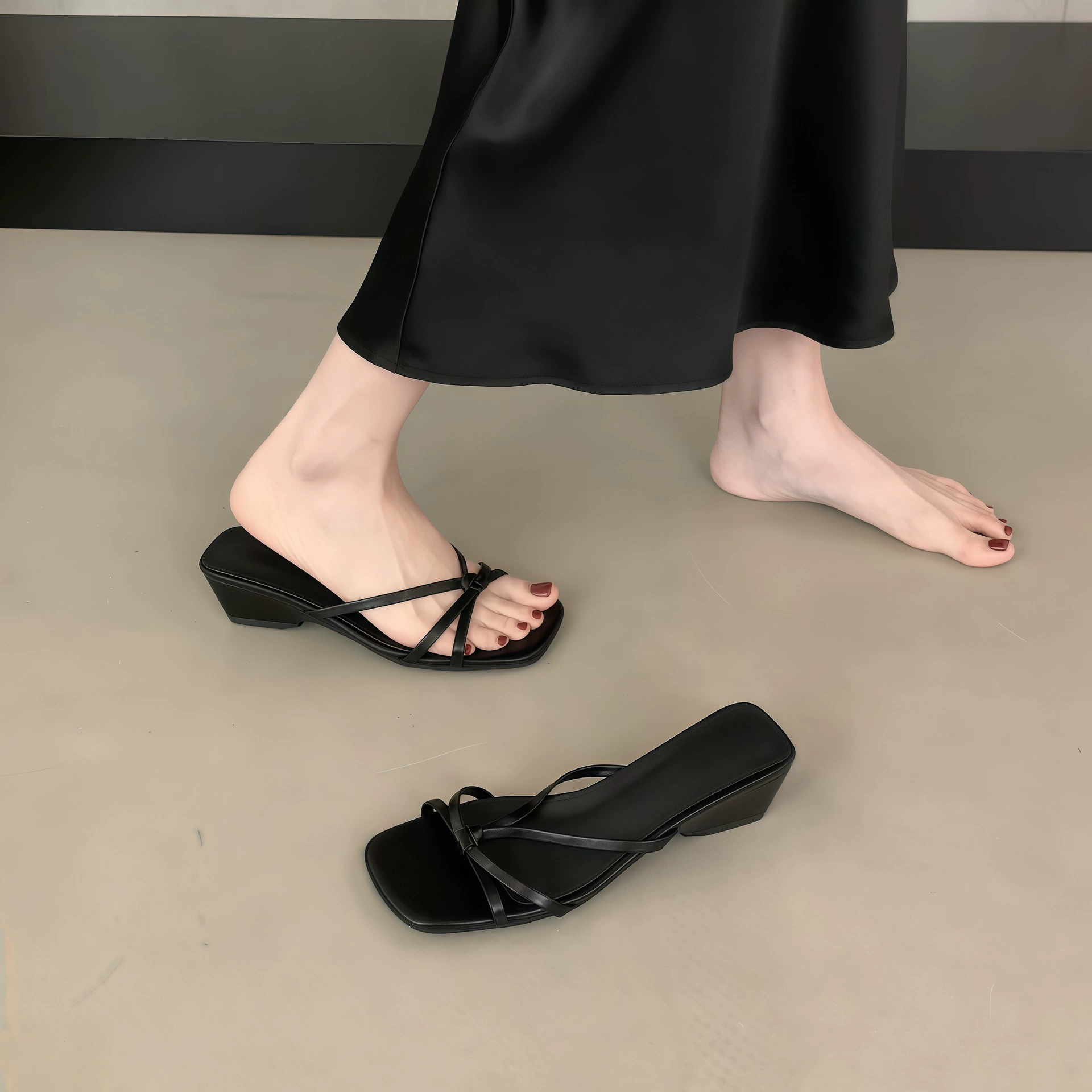 Chuyuji Mules ouvertes argentées françaises pour femme, été 2026, nouveaux talons léopard · MOHE China shoe factory
