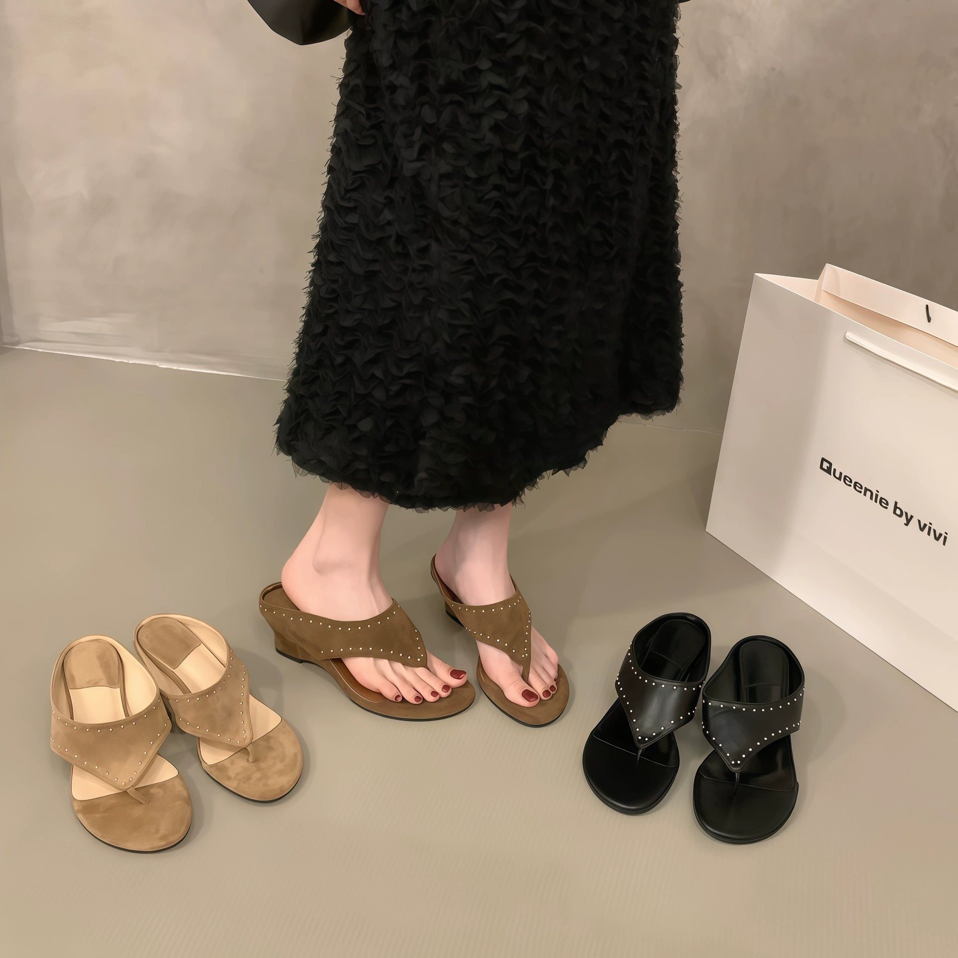 Tongs femme talon compensé rétro cloutées avec anneau d'orteil, sandales talon haut été 2026