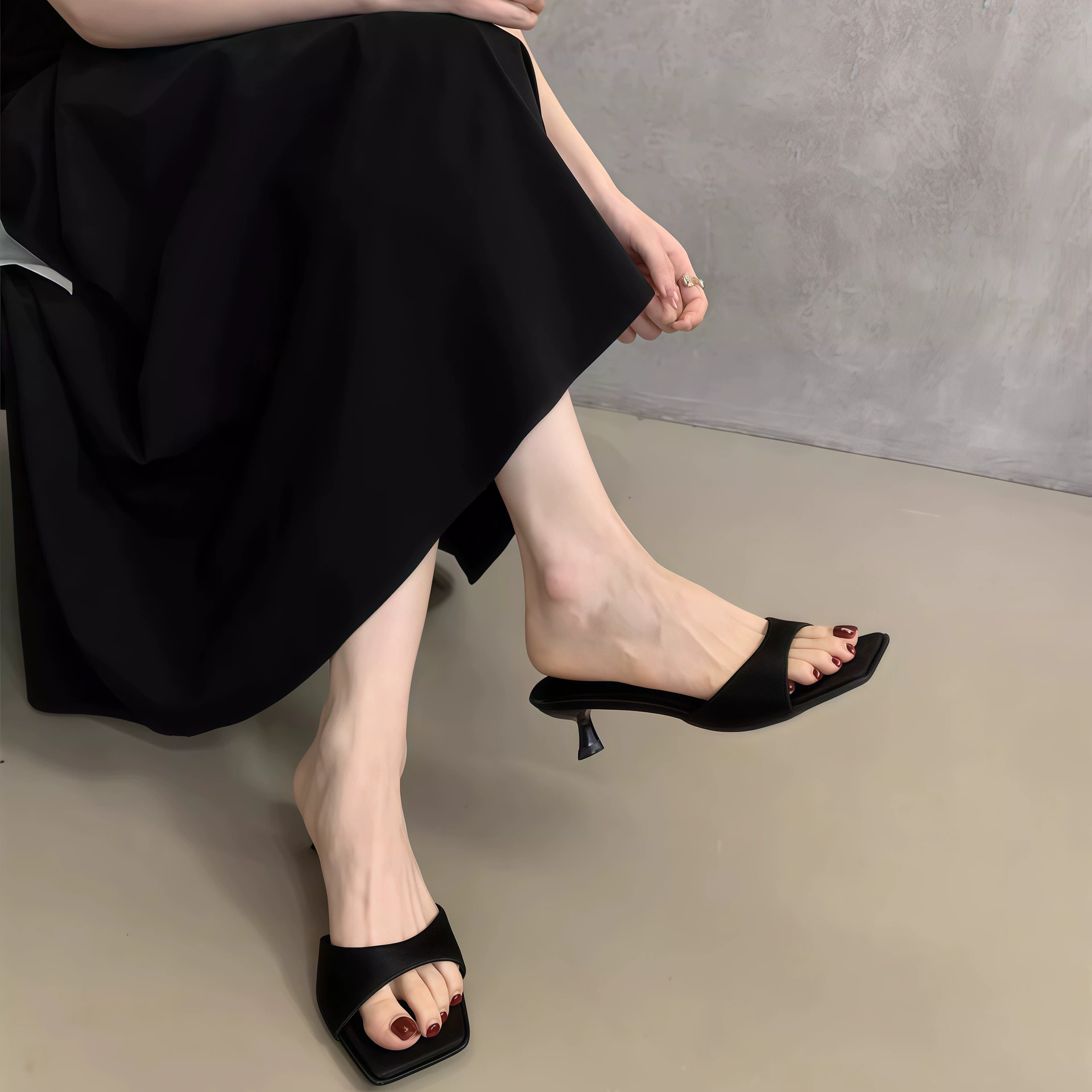 Sandales glissières confortables à talon fin bout carré pour femme, talon bas sans dos · MOHE China shoe factory