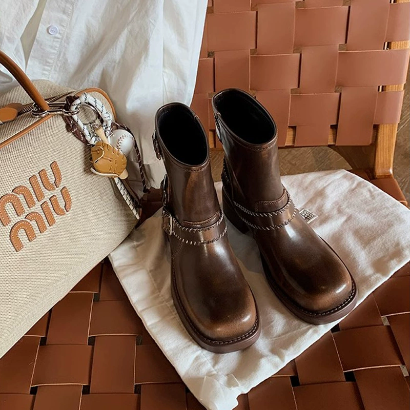 Novas Botas Curtas Britânicas de Salto Bloco com Fivela e Aspecto Desgastado para Mulheres