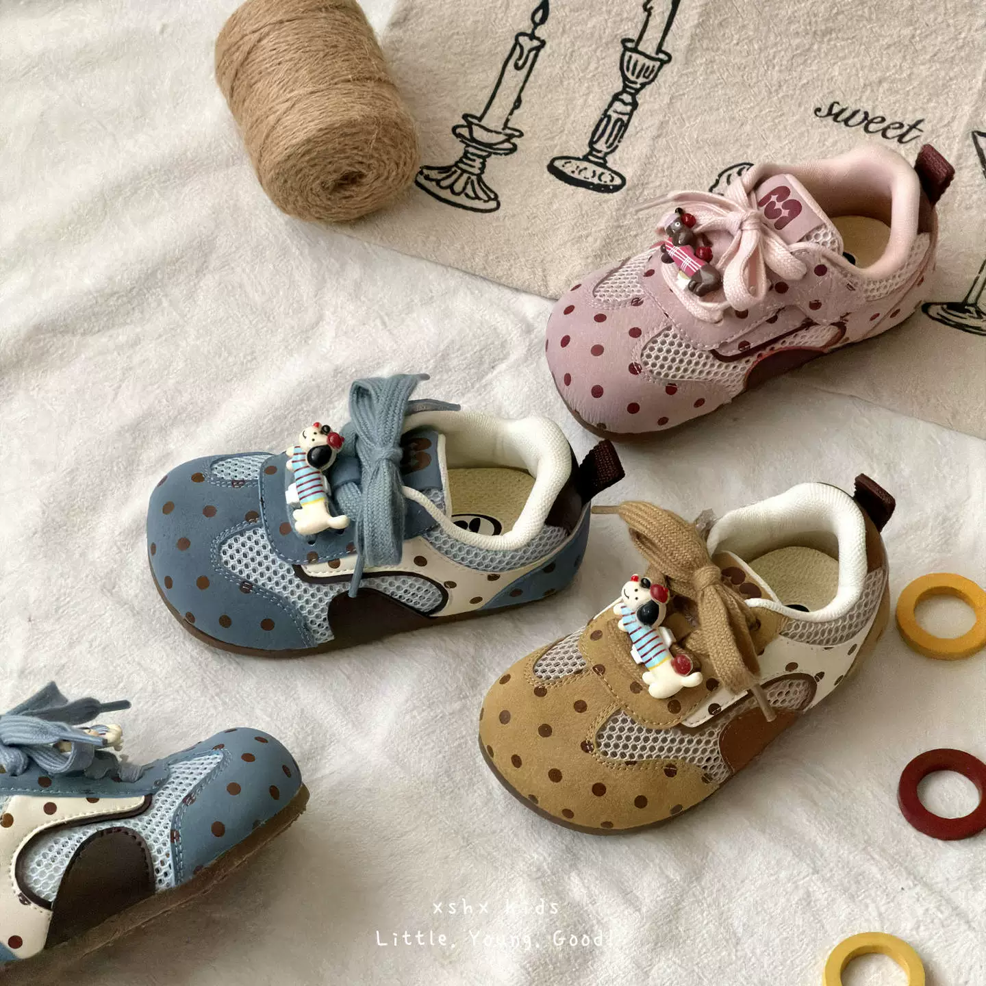 XSHX Chaussures à pois pour filles, bout large, printemps-été, respirantes, semelle souple en mesh, antidérapantes, à lanières scratch coréennes · MOHE China shoe factory