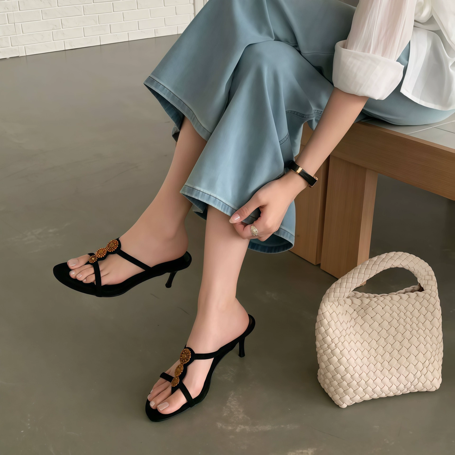 صندل انزلاقي جميل بكعب رفيع ومقدمة دائرية مع حجر الراين للنساء، مع رباط صيفي · MOHE China shoe factory