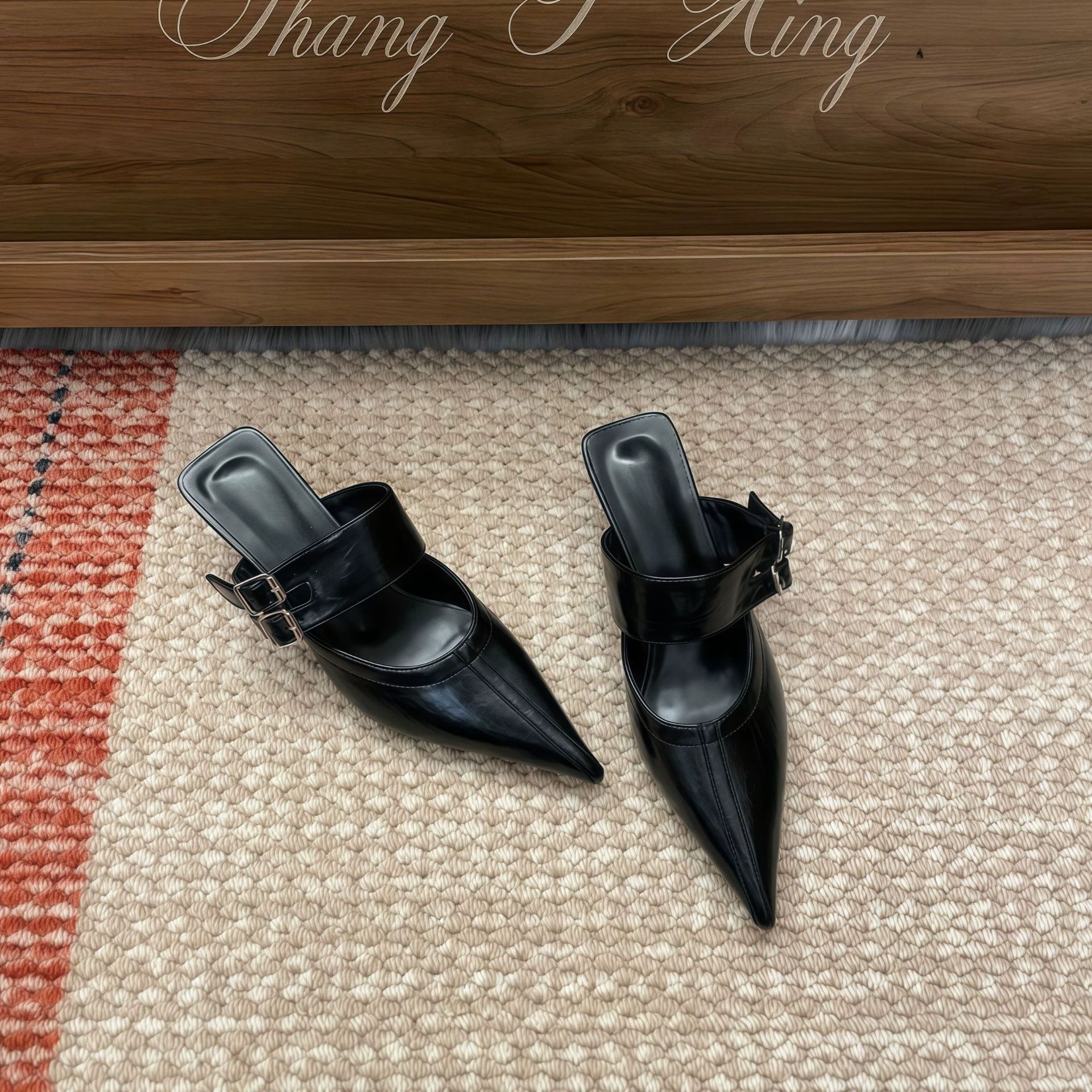 Chuyuji Mules Plates à Talon Stiletto, Bout Pointu Boucle Dos, Printemps-Été 2026 · MOHE China shoe factory