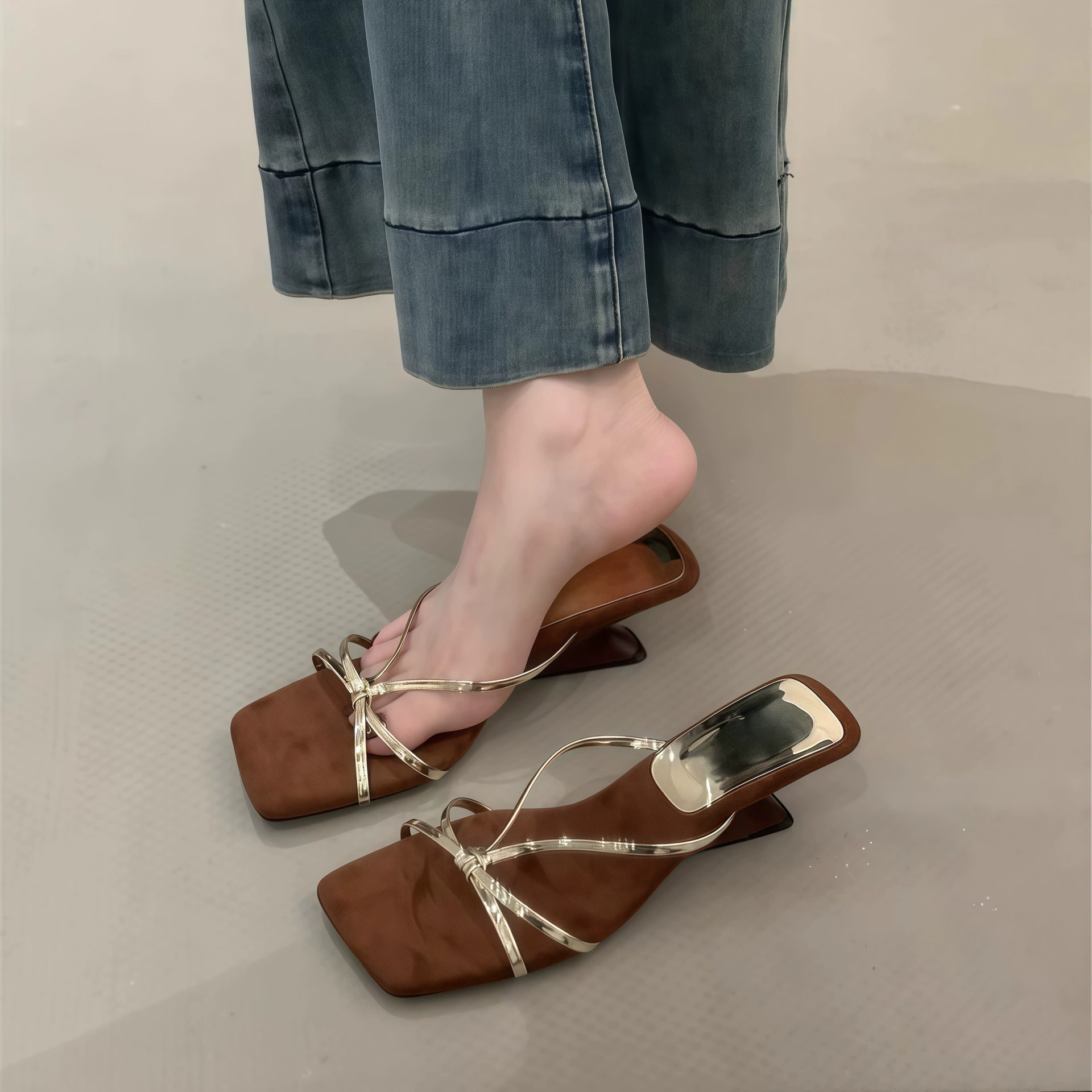 Sandales à brides fines or talon bloc françaises femme 2025 nouveau été habillées · MOHE China shoe factory