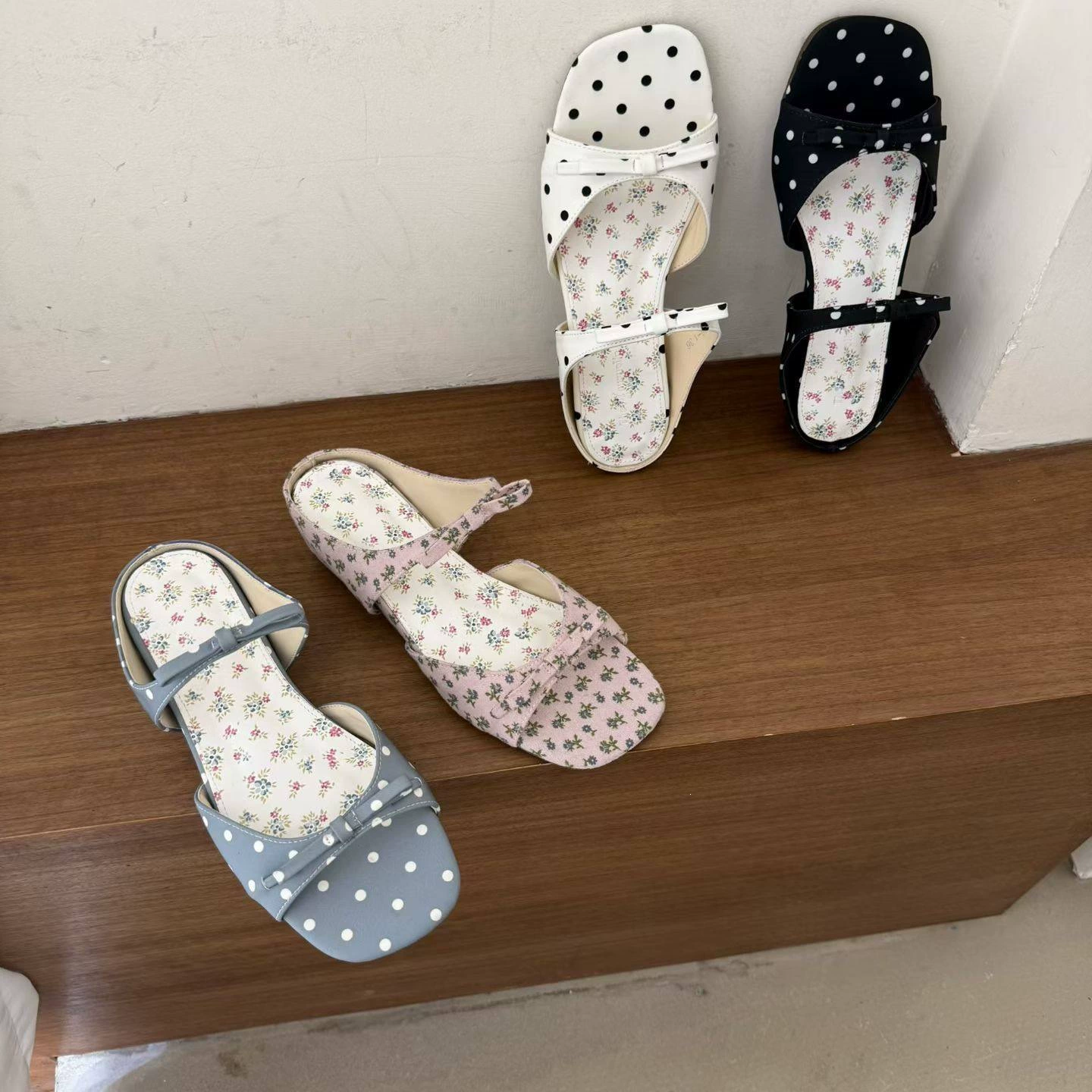 صندل منزلق كوري بطبعة نقاط منقطة وزهرة نسائي 2026 جديد مع منصة وقوس · MOHE China shoe factory