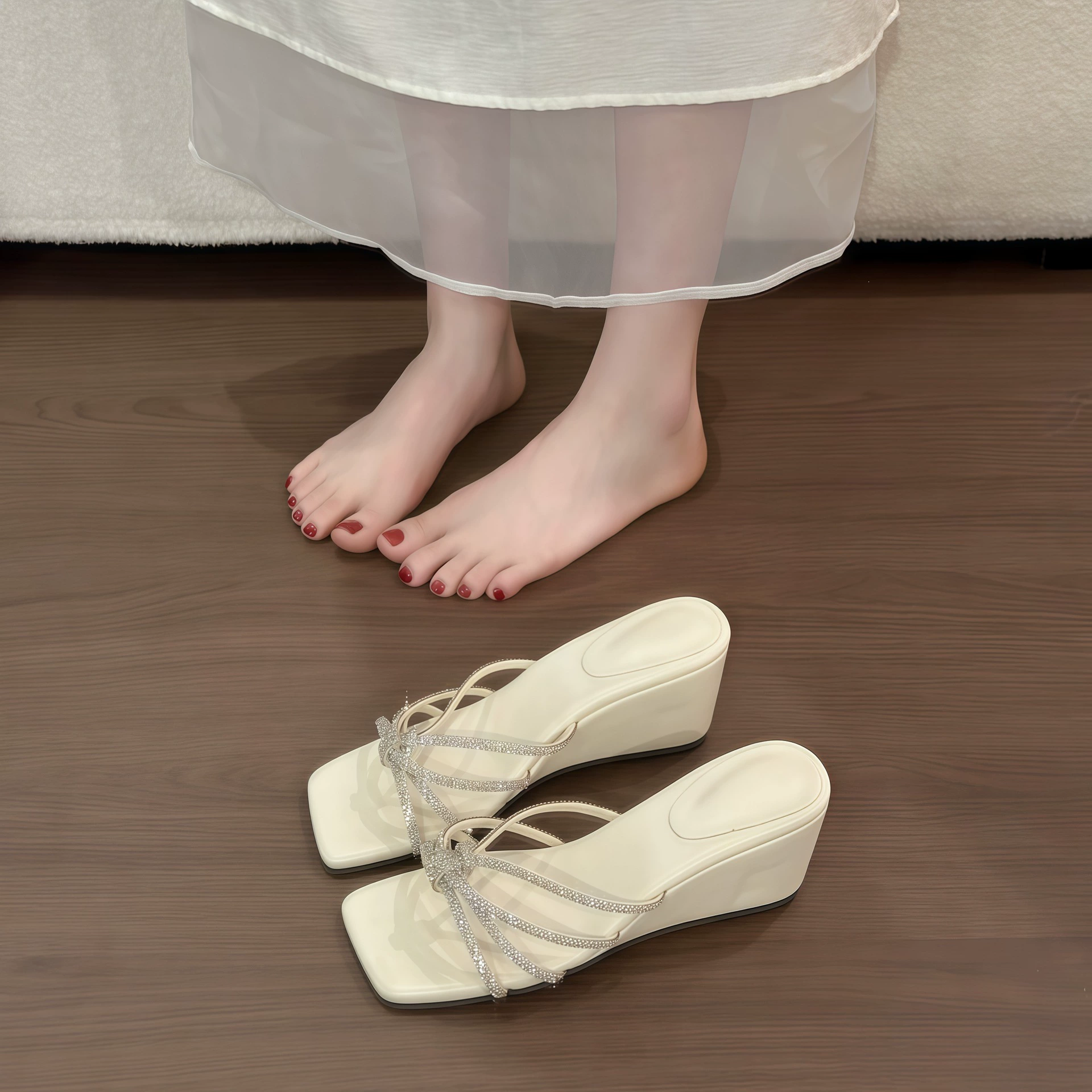 Belles sandales glissières compensées semelle épaisse à strass pour femme, été 2026 · MOHE China shoe factory