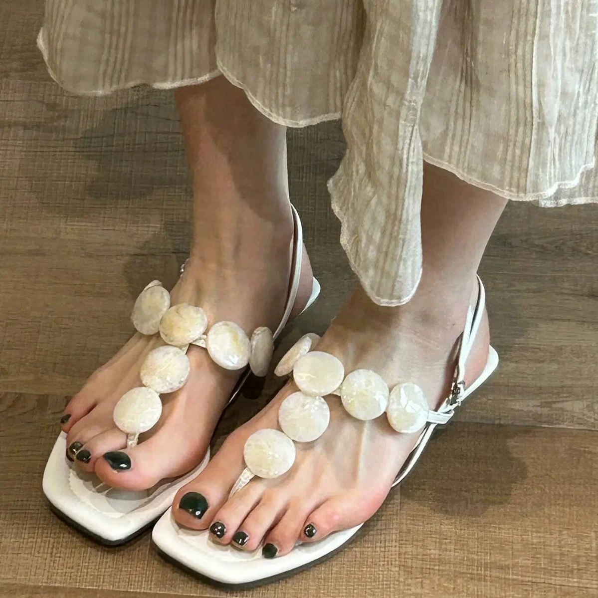 Damen Französisch Urlaub Edelstein Zehenring Römische Sandalen Low Heel Quadrato Absatz Strand Flip Flops · MOHE China shoe factory