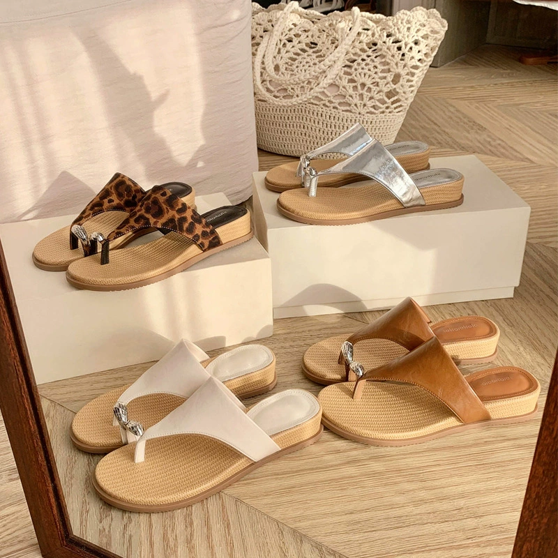 Sandálias Femininas Novo 3.5cm Cunha Salto Fivela Prata Dedo Flip Flop Praia Verão · MOHE China shoe factory