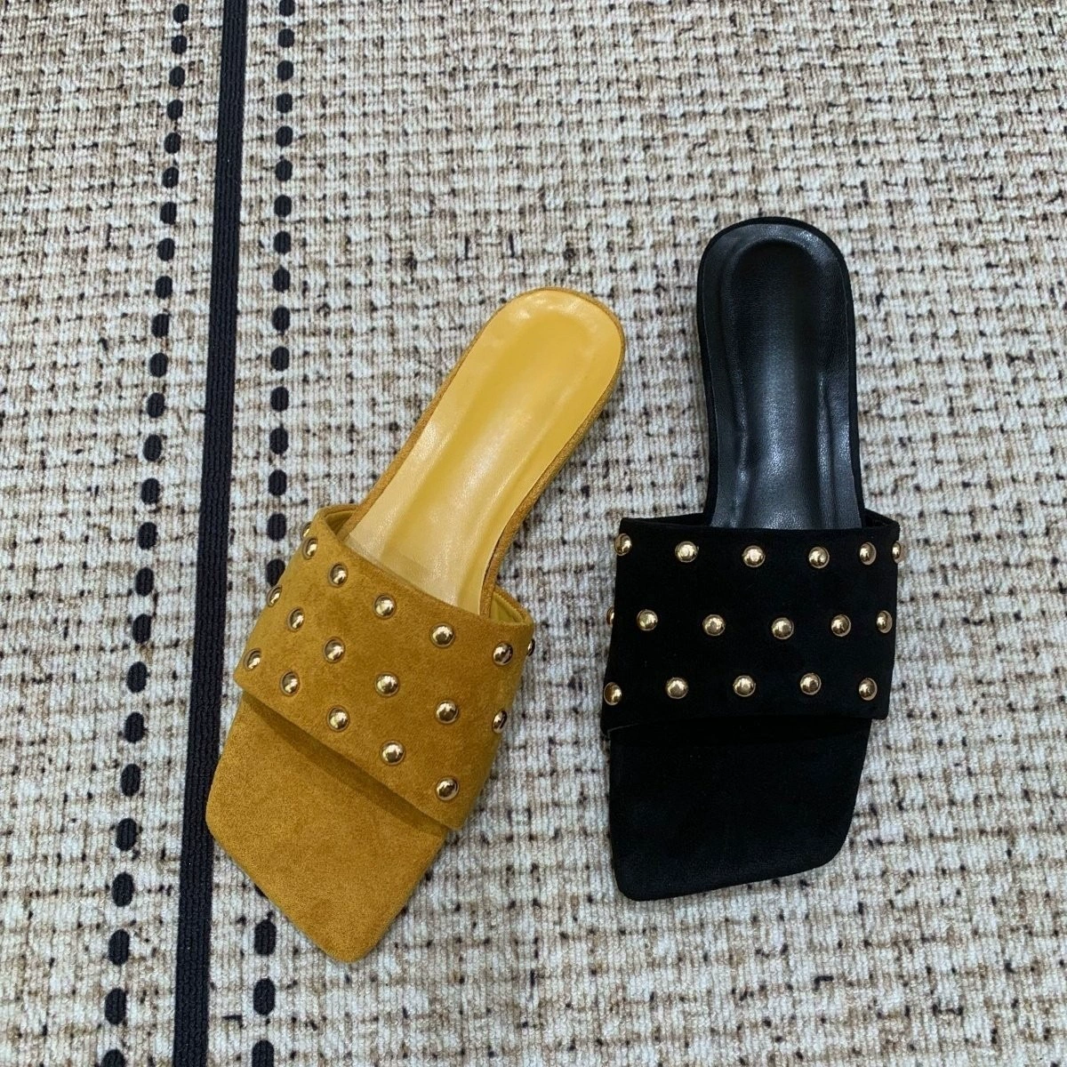 Sandálias Chinelo Coreanas Minimalistas com Rebites para Mulheres, Praia e Férias Verão 2026 · MOHE China shoe factory