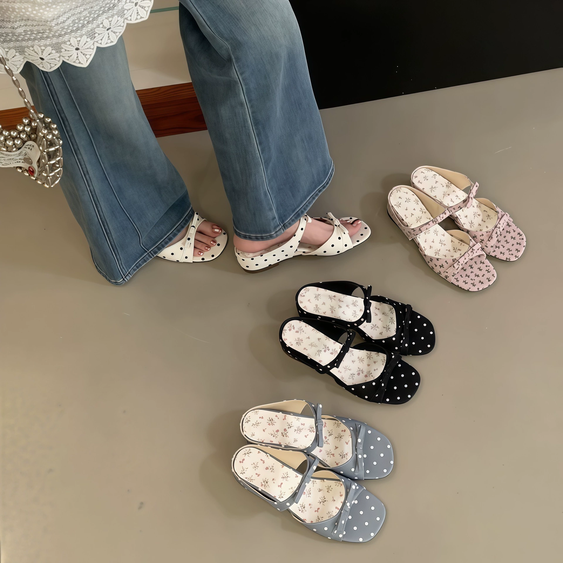 Sandalias de una tira con lunares, suaves, 2026, verano, planas, casuales, playa · MOHE China shoe factory