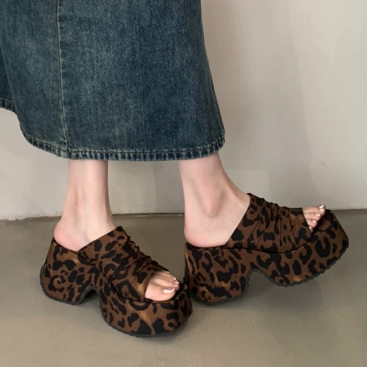 Sandálias de Cunha Chuyuji Femininas Leopardo 2026 Verão Plataforma Salto Grosso Chinelos · MOHE China shoe factory