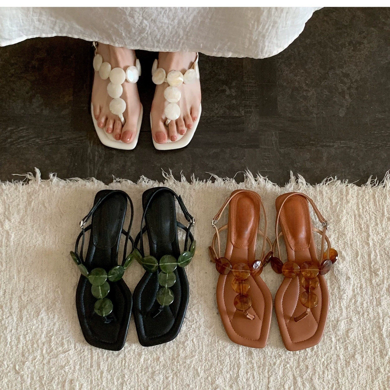 Sandálias Femininas 2026 Novo Férias Concha Branca Bico Quadrado Soft Uma Tira Romanas · MOHE China shoe factory