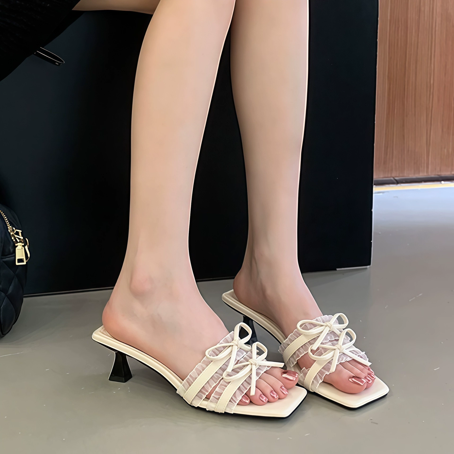 صنادل نسائية بكعب كيتن هيل ومقدمة مربعة، إصدار صيف 2026 الجديد · MOHE China shoe factory