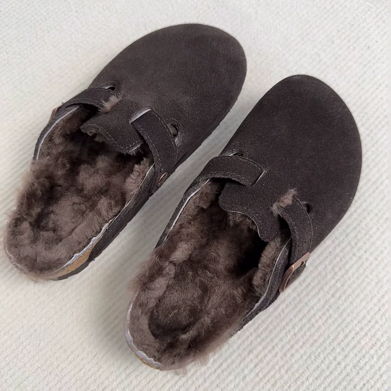 Chinelos de Pele Birkenstock Retro de Lã com Sola Grossa para Inverno 2025, Cobertura dos Dedos