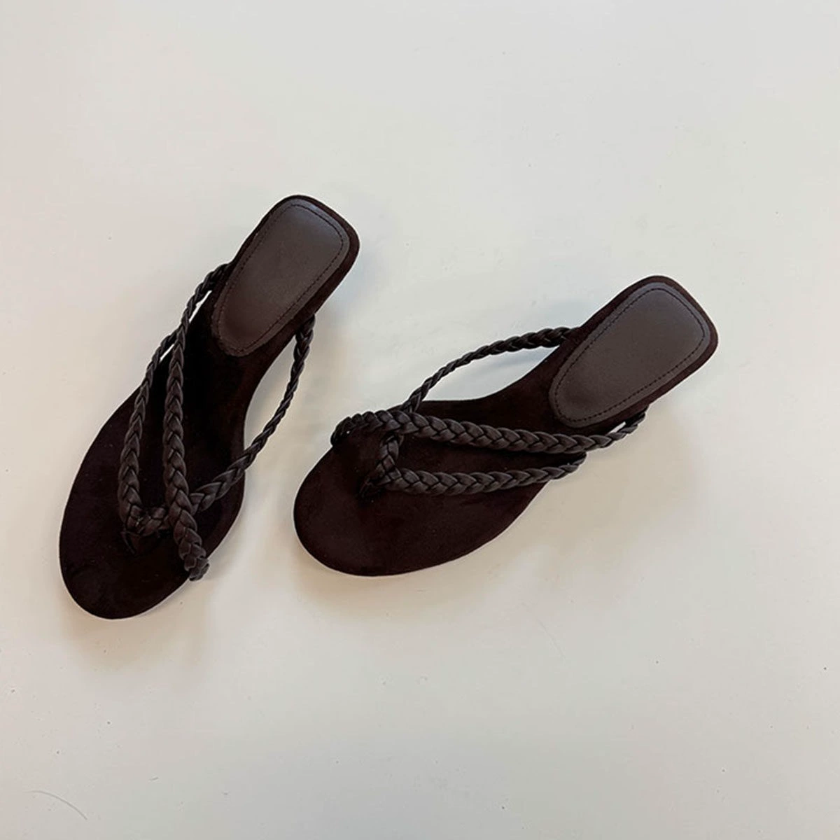 صندل نسائي مريح للعطلات مضفر بكعب إسفين من تشويوجي صيف 2026 · MOHE China shoe factory