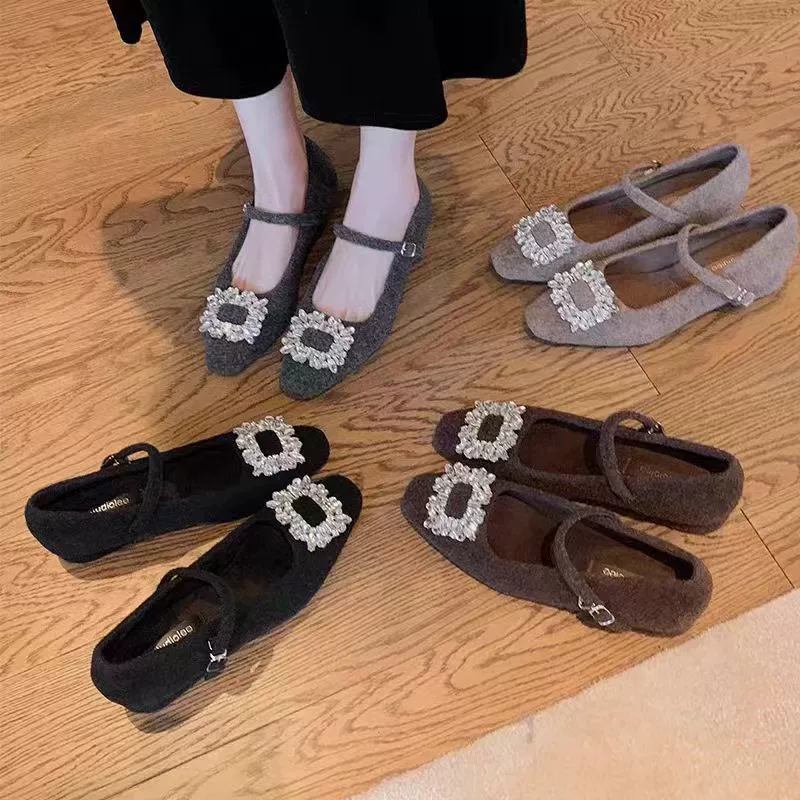 French Fellpantoffeln mit Strass-Schnalle, eckiger Zehenpartie und Blockabsatz