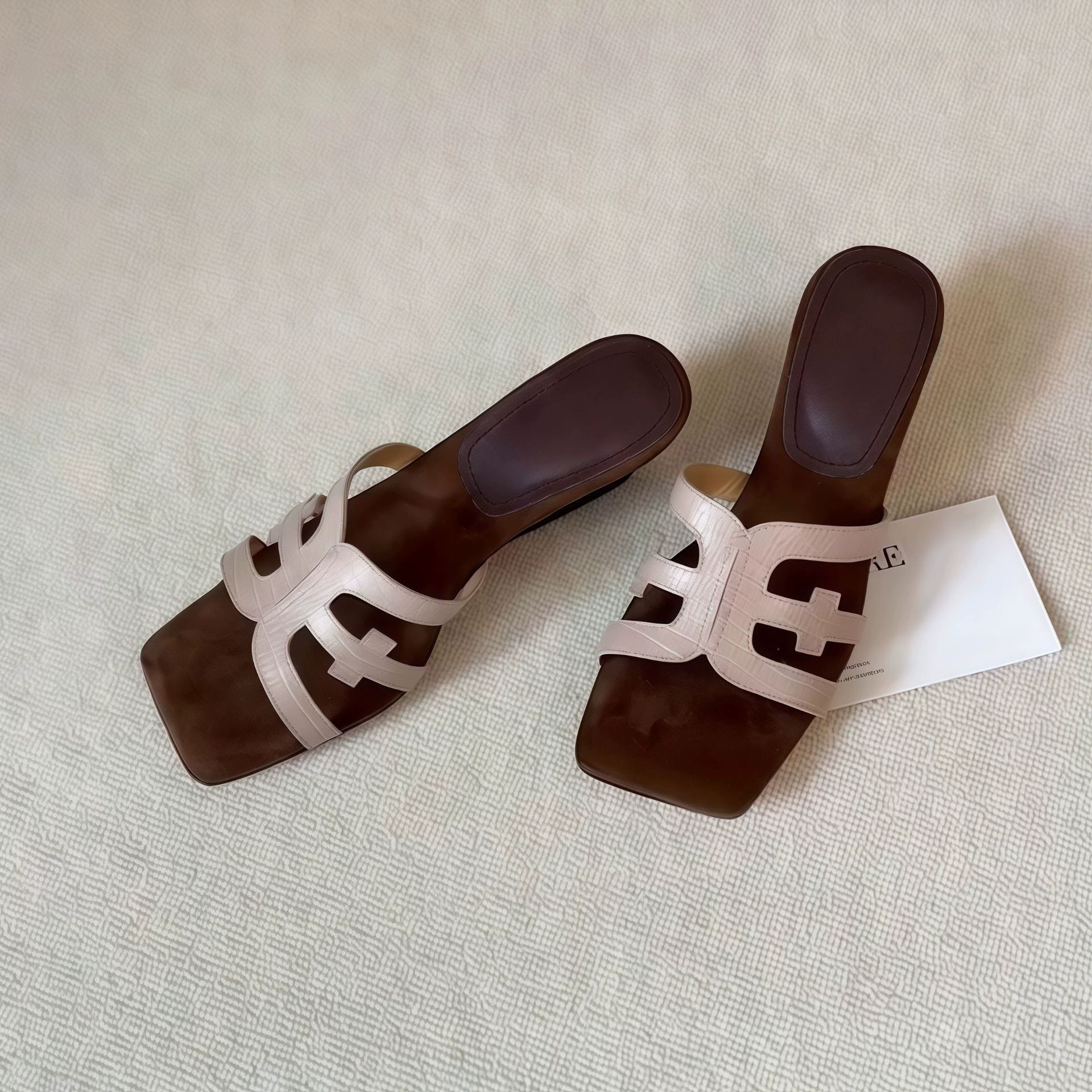 Sandales compensées françaises à bout carré pour femme, bout ouvert, talon ambre, glissières · MOHE China shoe factory