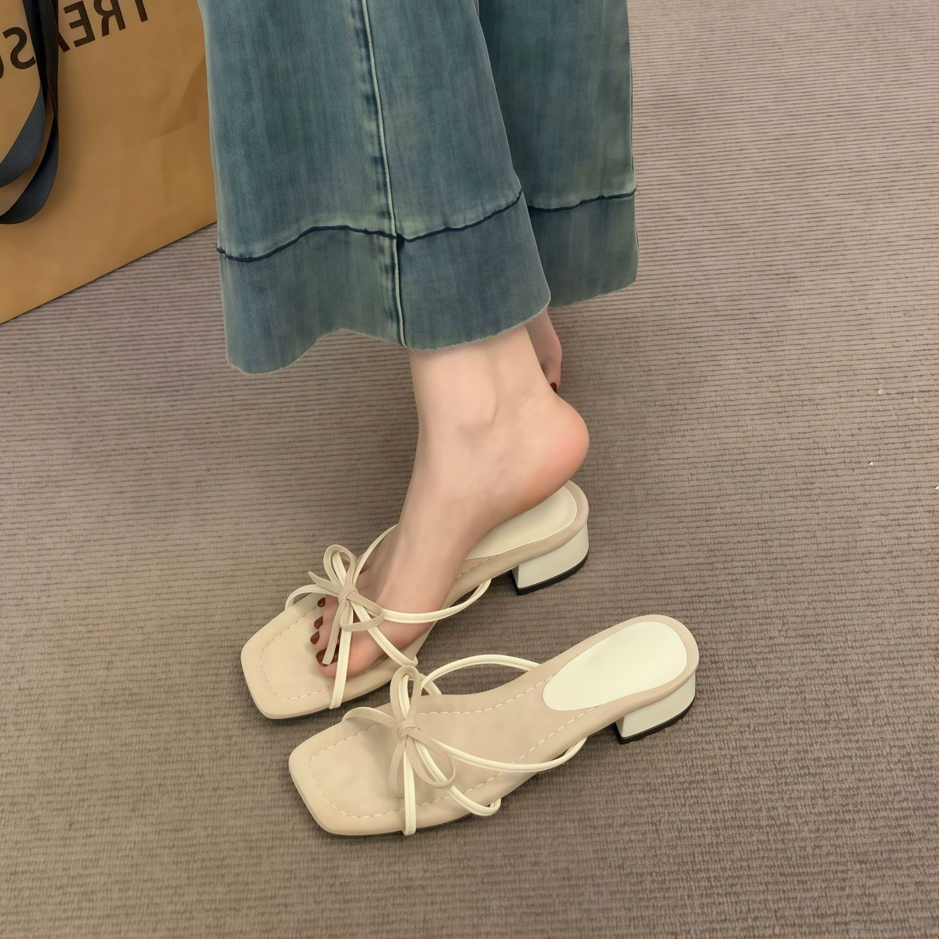 Sandales à talon bas bout carré, été décontractées bureau talon bloc pour femmes · MOHE China shoe factory
