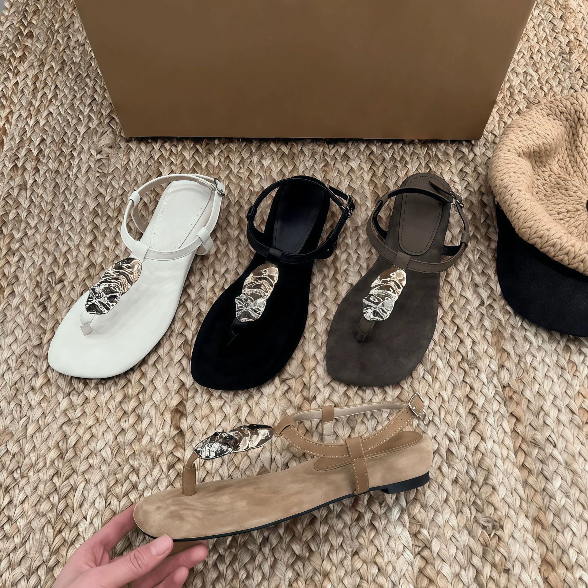 Sandales à lanières rétro françaises pour femme, été 2026, semelles épaisses confort · MOHE China shoe factory