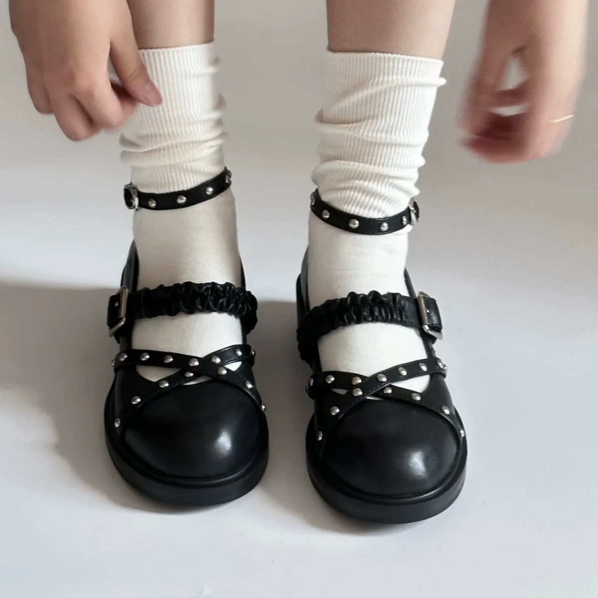 أحذية ماري جين جديدة بحزام ومسامير بكعب سميك بنمط بانك لموسم ربيع وصيف للنساء · MOHE China shoe factory