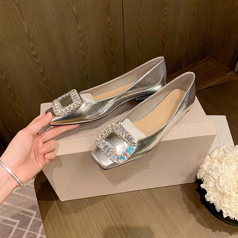 Chaussures plates argentées femme bout carré avec strass, cuir souple, tenue de bureau