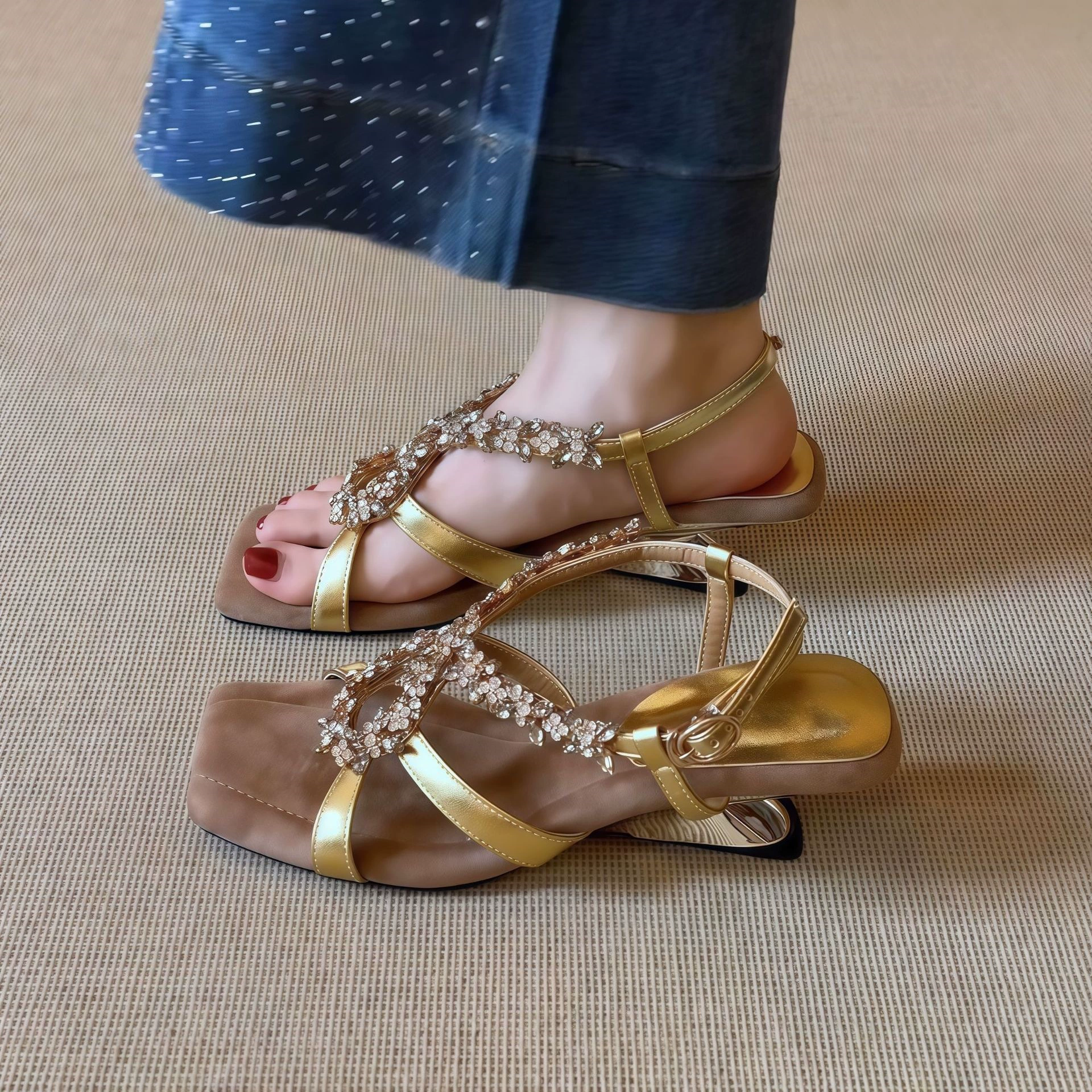 Sandales à talon compensé carré, bride croisée strass et bride arrière pour femmes · MOHE China shoe factory