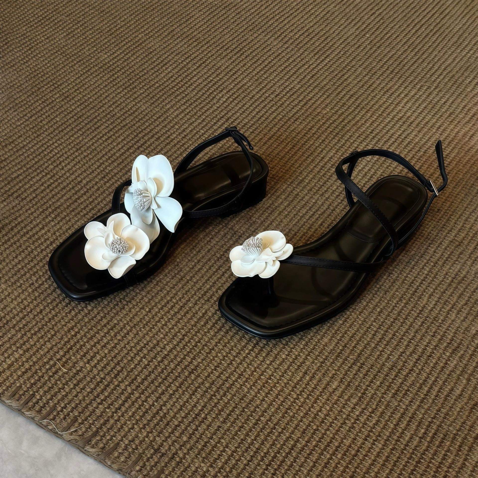 Sandales plates camélia style Chanel, bout carré ouvert été pour femmes · MOHE China shoe factory