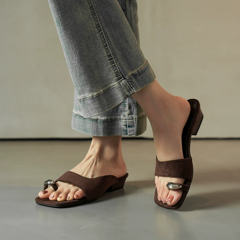 Sandales glissières femme premium bout carré boucle métallique boucle d'orteil daim talon compensé bas · MOHE China shoe factory