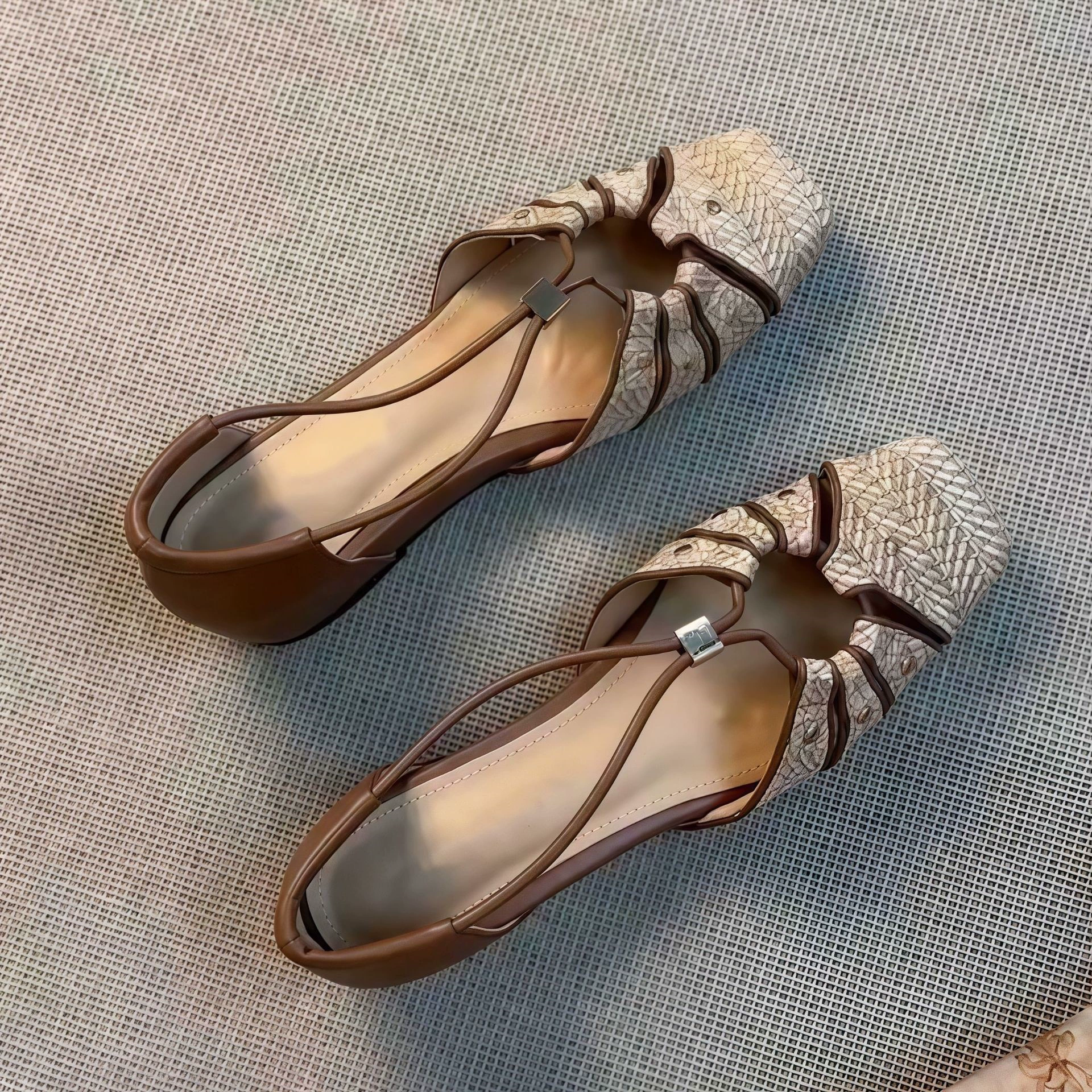 Sandales bout fermé à clous creux pour vacances, mode unique tressées romaines pour femme · MOHE China shoe factory