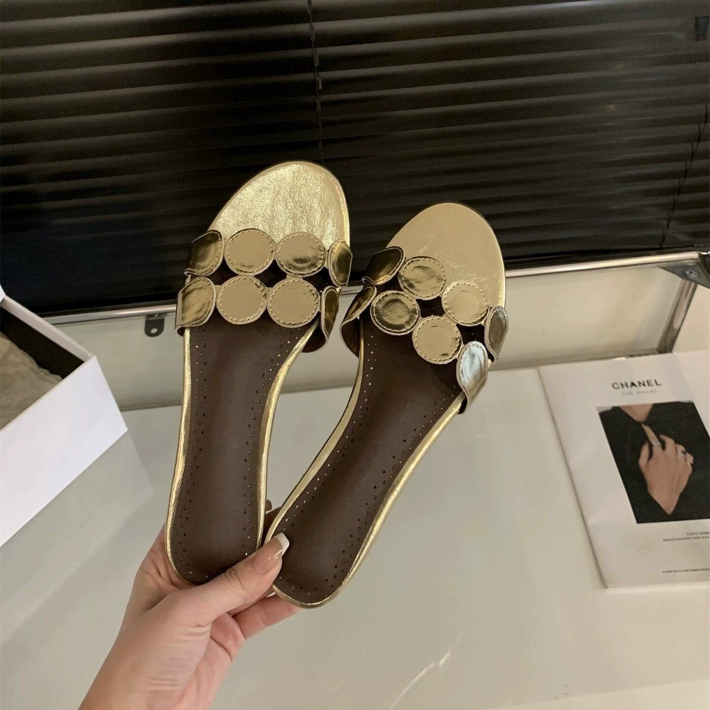 Sandálias Anabela Chuyuji Femininas Francesas Bico Redondo Fivela Tira Única Verão Luxo · MOHE China shoe factory