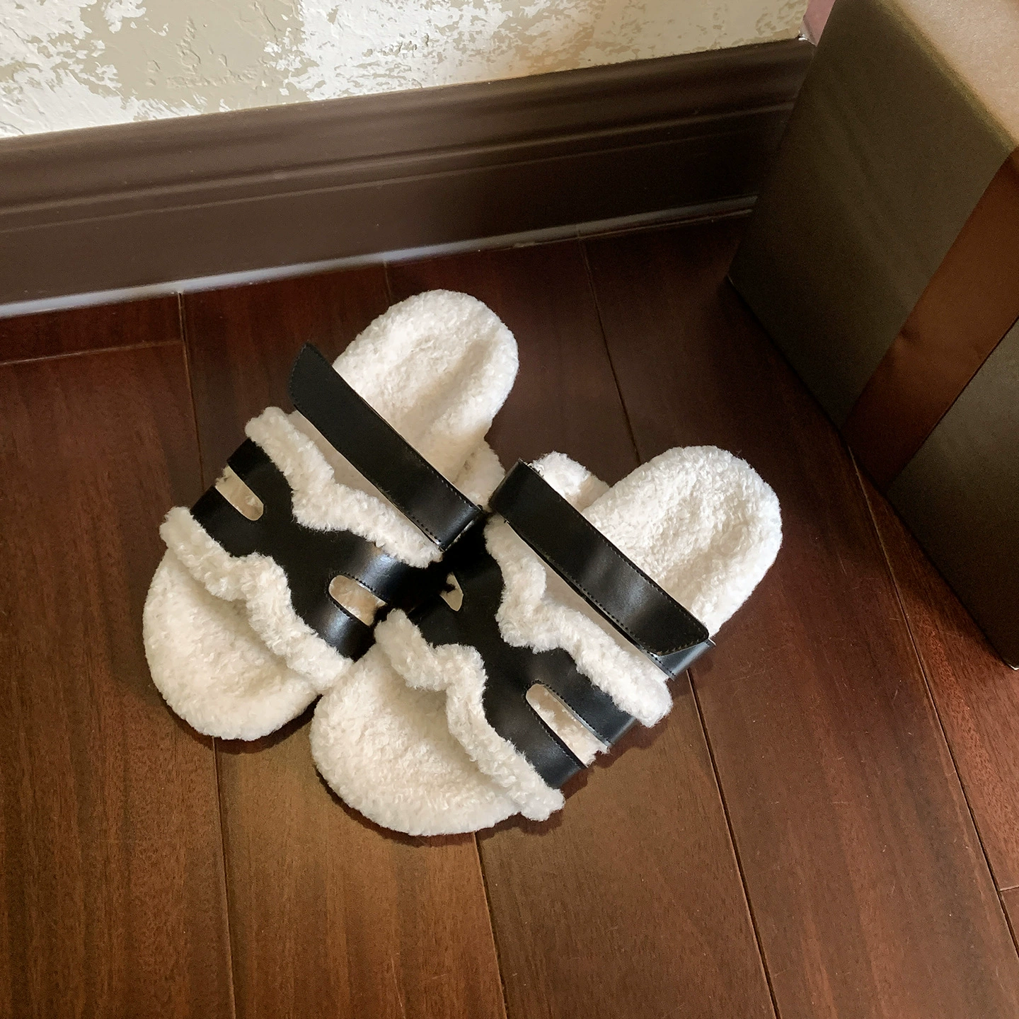 Fur Slippers for Women, New Winter Fur Integrated Outdoor Thick Sole Height Increase Comfortable Lazy Strap Slippers Anti-Slip