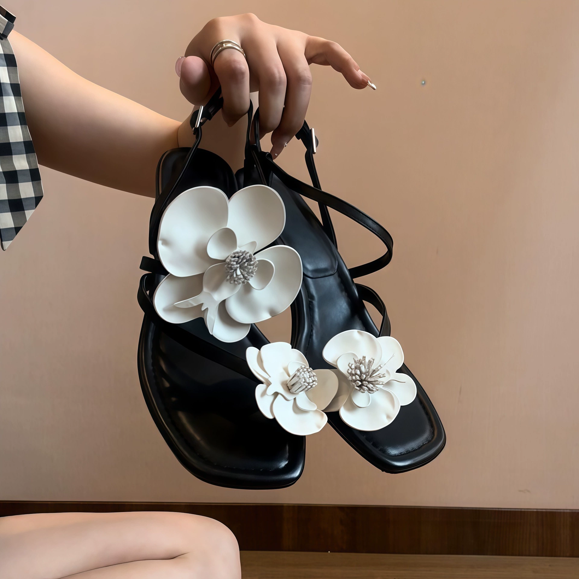 Sandálias femininas estilo férias com tira de flor, salto bloco, bico quadrado, abertas · MOHE China shoe factory