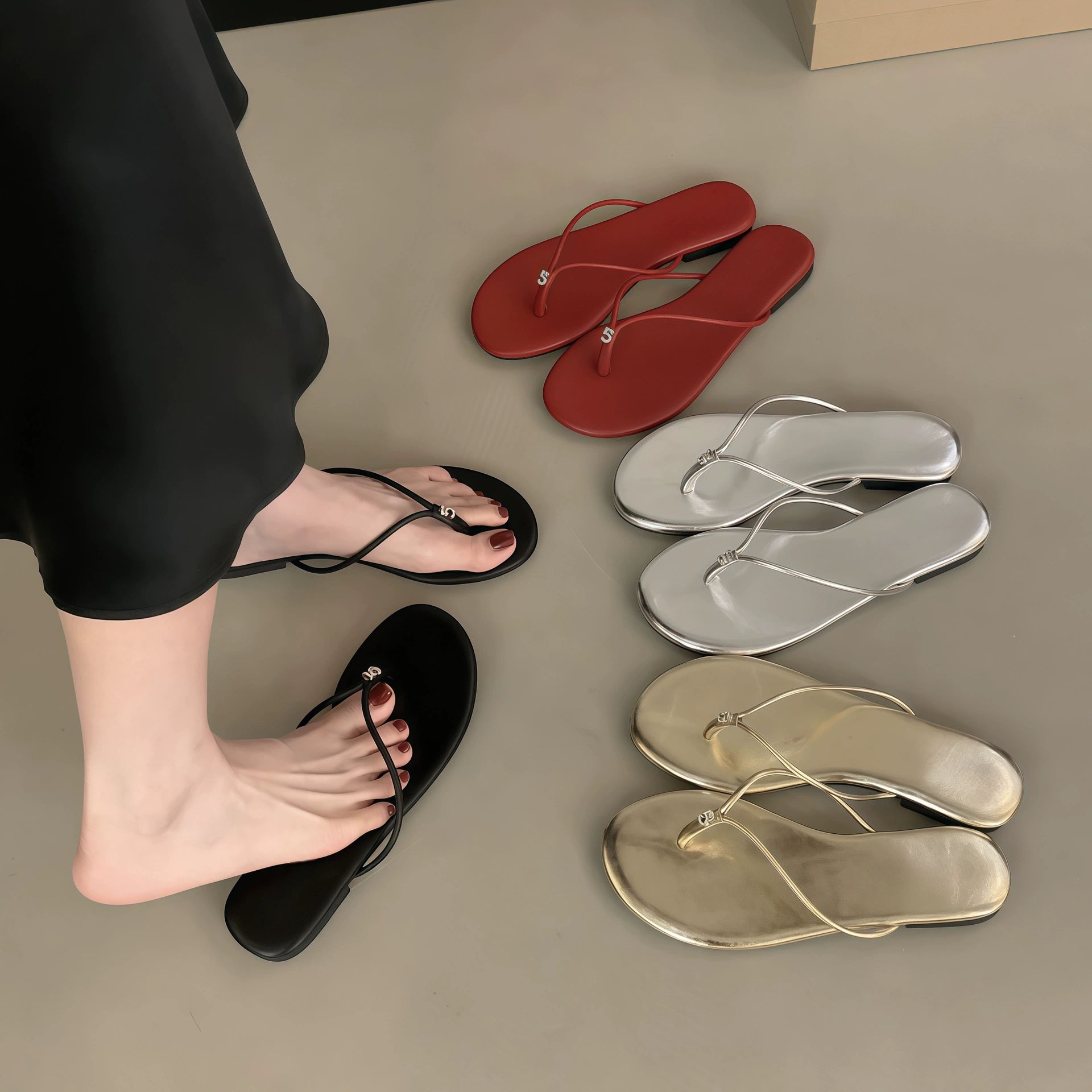 Sandálias femininas coreanas prata dedo, verão 2026 novo, estilo férias, rasas, praia · MOHE China shoe factory