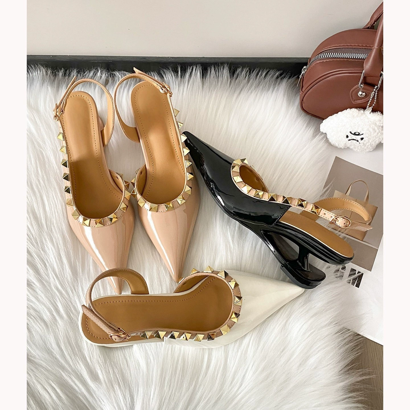 Chuyuji Spitze Zehe Einzigartiger Absatz Flats Damen Französisch Vintage Knöchelriemen Geschlossene Zehe Nieten Keil High Heel Sandalen · MOHE China shoe factory